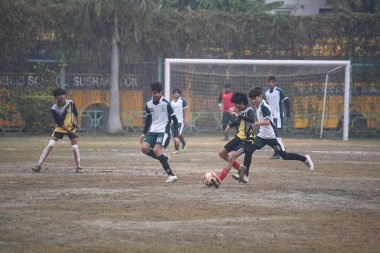 GURUGRAM INDIA FEBRUARY 4. 2024 DPS Vasant Kunj Yellow Jersey ve DPS Sushant Lok White Jersey öğrencileri, Millennium P yakınlarındaki DPS Sushant Lok 'ta düzenlenen Maharaj Hari Singh Anma Futbol Turnuvası 30.