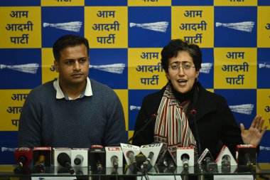 NEW DELHI INDIA FEBRUARY 4 2024 Kıdemli AAP Lideri ve Delhi Kabine Bakanı Atishi ve Lider Jasmine Shah, AAP Parti Ofisi Rouse Avenue 'deki basın toplantısında basın mensuplarına Rouse Avenue' daki suç şubesi yetkililerinin sürekli ziyaretleri hakkında bilgi verdi