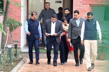 NEW DELHI INDIA FEBRUARY 4 2024 Delhi Suç Şube Ekibi Delhi Kabine Bakanı Atishi 'nin Mathura Roadto' daki konutuna ulaşıp AAPlar hakkındaki soruşturmayla ilgili olarak BJP 'nin 4 Şubat 2024' te MLA 'larını Yeni D' de çalmaya çalıştığını iddia etti.
