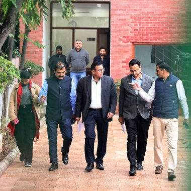 NEW DELHI INDIA FEBRUARY 4 2024 Delhi Suç Şube Ekibi Delhi Kabine Bakanı Atishi 'nin Mathura Roadto' daki konutuna ulaşıp AAPlar hakkındaki soruşturmayla ilgili olarak BJP 'nin 4 Şubat 2024' te MLA 'larını Yeni D' de çalmaya çalıştığını iddia etti.