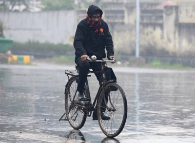 3 Şubat 2024 'te Noida Hindistan' da 3125. Sektör 'de hafif yağmurlarda görülen NOIDA INDIA FEBRUARY 3. 2024 Commuters. Fotoğraf: Sunil Ghosh Hindustan Times 