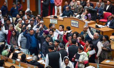 NEW DELHI INDIA FEBRUARY 5. 2024 BJP Konsey Üyeleri Delhi Belediye Kuruluşu 'nun Özel Toplantısı sırasında slogan atarak 202324 Bütçe Tahmini Değerlendirmesi ve 202425 Bütçe Tahminleri 5 Şubat 2024' te NN 'de Sivil Merkezi' nde toplandı.