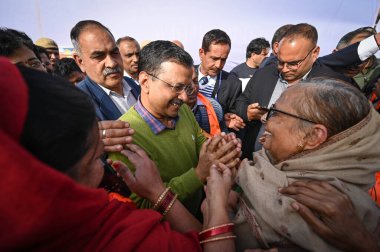 NEW DELHI INDIA FEBRUARY 5 2024 Arvind Kejriwal Delhi Bakanı ve Delhi Atishi Eğitim Bakanı Mukhyamantri Teerth Yatra Yojana komutasındaki 89. trende Tirupati Balaji 'ye giden yaşlı vatandaşlarla Thyagraj Stad' da buluştu.