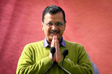 NEW DELHI INDIA FEBRUARY 5. 2024 Arvind Kejriwal Delhi Başbakanı, 5 Şubat 2024 tarihinde Thyagraj Stadyumu 'nda Mukhyamantri Teerth Yatra Yojana' nın 89. treni ile Tirupati Balaji 'ye hareket eden yaşlılar için düzenlenen etkinlikte bir konuşma yaptı.