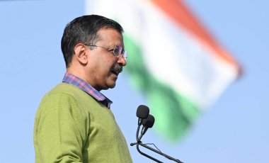 NEW DELHI INDIA FEBRUARY 5. 2024 Arvind Kejriwal Delhi Başbakanı, 5 Şubat 2024 tarihinde Thyagraj Stadyumu 'nda Mukhyamantri Teerth Yatra Yojana' nın 89. treni ile Tirupati Balaji 'ye hareket eden yaşlılar için düzenlenen etkinlikte bir konuşma yaptı.