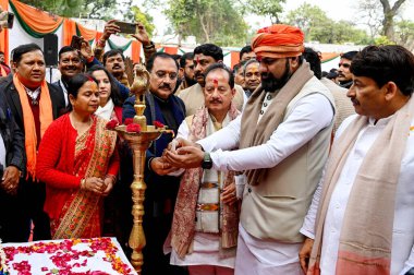 Bihar Samrat Choudhary ve Vijay Kumar Sinha 'nın başbakan yardımcıları Bihar Milletvekilleri adına Bihar' a düzenlenen kutlama töreninde BJP lideri Manoj Tiwari ve Virendra Sachdeva ile birlikte görüldü. 