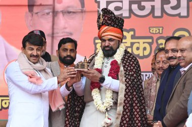 BJP lideri Manoj Tiwari Giriraj Singh ve Virendra Sachdeva Pe adına Bihar Başkomutan Yardımcıları adına düzenlenen kutlama töreninde YENİ DELHI INDIA 5. 2024 Bihar Samrat Choudhary ve Vijay Kumar Sinha 'nın başbakan yardımcıları görülüyor.