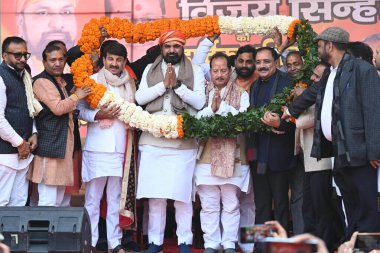 BJP lideri Manoj Tiwari Giriraj Singh ve Virendra Sachdeva Pe adına Bihar Başkomutan Yardımcıları adına düzenlenen kutlama töreninde YENİ DELHI INDIA 5. 2024 Bihar Samrat Choudhary ve Vijay Kumar Sinha 'nın başbakan yardımcıları görülüyor.