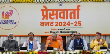 LUCKnow INDIA FEBRUARY 5. 2024 Uttar Pradesh Bakanı Yogi Adityanath, 2024 yılı devlet bütçesi sonrasında Tilak Hall Genel Başkan Yardımcısı Keshav Prasad Maurya Brijesh Pathak ve Maliye Bakanı Suresh Khanna 'da basın toplantısında bir konuşma yaptı.