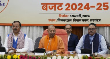LUCKnow INDIA FEBRUARY 5. 2024 Uttar Pradesh Bakanı Yogi Adityanath, 2024 yılı devlet bütçesi sonrasında Tilak Hall Genel Başkan Yardımcısı Keshav Prasad Maurya Brijesh Pathak ve Maliye Bakanı Suresh Khanna 'da basın toplantısında bir konuşma yaptı.