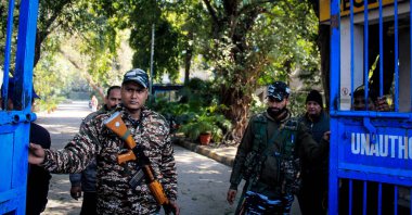NEW DELHI INDIA FEBRUARY 6. 2024 Güvenlik personeli İcra Müdürlüğü EDleri sırasında Delhi Başbakanı Arvind Kejriwals 'ın özel sekreteri Bibhav Kumarat Chandrawal Sivil Hatlar 6 Şubat 2024 tarihinde Yeni Delhi' de Pho