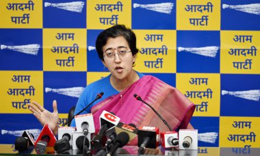 NEW DELHI INDIA FEBRUARY 6. 2024 Delhi Bakanı Atishi Marlena, 6 Şubat 2024 'te Yeni Delhi Hindistan' da eski bir basın toplantısında Delhi Bakanı ve AAP lideri Atishi 'ye seslendi.