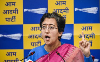 NEW DELHI INDIA FEBRUARY 6. 2024 Delhi Bakanı Atishi Marlena, 6 Şubat 2024 'te Yeni Delhi Hindistan' da eski bir basın toplantısında Delhi Bakanı ve AAP lideri Atishi 'ye seslendi.