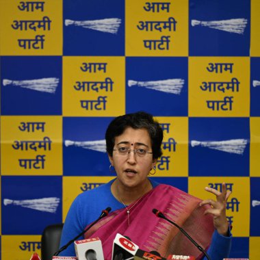 NEW DELHI INDIA FEBRUARY 6. 2024 Delhi Bakanı Atishi Marlena, 6 Şubat 2024 'te Yeni Delhi Hindistan' da eski bir basın toplantısında Delhi Bakanı ve AAP lideri Atishi 'ye seslendi.