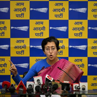 NEW DELHI INDIA FEBRUARY 6. 2024 Delhi Bakanı Atishi Marlena, 6 Şubat 2024 'te Yeni Delhi Hindistan' da eski bir basın toplantısında Delhi Bakanı ve AAP lideri Atishi 'ye seslendi.