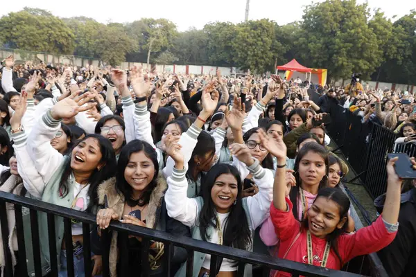 Yeni DELHI INDIA FEBRUARY 2 Şubat 2024 tarihinde Yeni Delhi Hindistan 'da 2 Şubat 2024 tarihinde Janki Devi Memorial College' da düzenlenen üç günlük festivalin son gününde Bollywood şarkıcısı Muhammed Irfan 'ın yıldız performansına yaklaşık 3000 öğrenci katıldı.