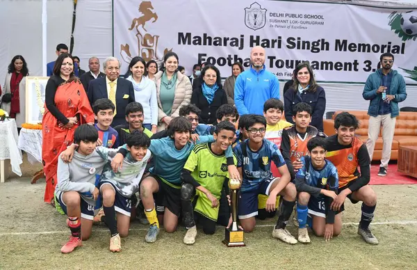 GURUGRAM INDIA FEBRUARY 4. 2024 İskoç Lisesi öğrencileri, 4 Şubat 2024 'te Hindistan' ın Gurugram Plaza kenti yakınlarındaki DPS Sushant Lok 'ta düzenlenen Maharaj Hari Singh Anma Futbol Turnuvası' nda ödül ile poz verdiler.