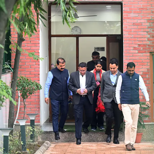 NEW DELHI INDIA FEBRUARY 4 2024 Delhi Suç Şube Ekibi Delhi Kabine Bakanı Atishi 'nin Mathura Roadto' daki konutuna ulaşıp AAPlar hakkındaki soruşturmayla ilgili olarak BJP 'nin 4 Şubat 2024' te MLA 'larını Yeni D' de çalmaya çalıştığını iddia etti.