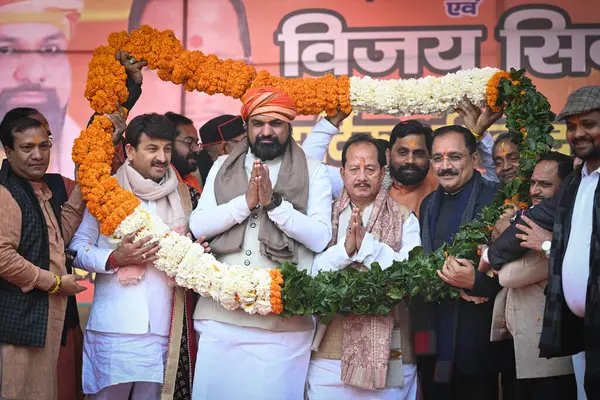 BJP lideri Manoj Tiwari Giriraj Singh ve Virendra Sachdeva Pe adına Bihar Başkomutan Yardımcıları adına düzenlenen kutlama töreninde YENİ DELHI INDIA 5. 2024 Bihar Samrat Choudhary ve Vijay Kumar Sinha 'nın başbakan yardımcıları görülüyor.