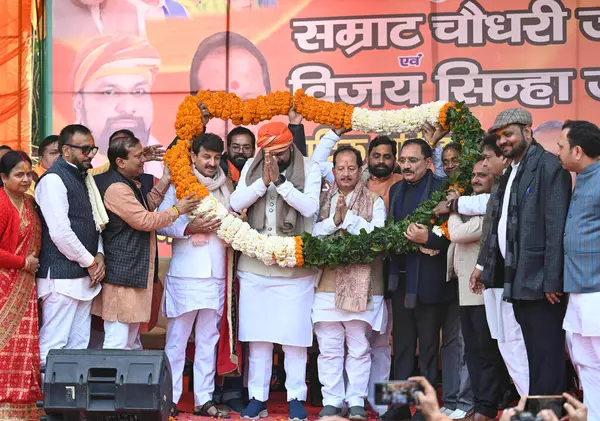 BJP lideri Manoj Tiwari Giriraj Singh ve Virendra Sachdeva Pe adına Bihar Başkomutan Yardımcıları adına düzenlenen kutlama töreninde YENİ DELHI INDIA 5. 2024 Bihar Samrat Choudhary ve Vijay Kumar Sinha 'nın başbakan yardımcıları görülüyor.