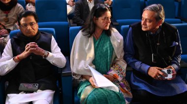  NEW DELHI INDIA 6 Şubat 2024 En İyi Parlamento Ödülleri Kongre Üyesi Shashi Tharoor BJP milletvekili Maneka Gandhi ve Yaşam Boyu Başarı Ödülü sahibi milletvekili Ramgopal Yadav ile Februa 'daki 5.