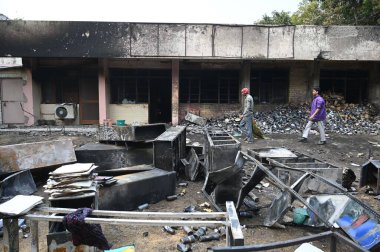 GURUGRAM INDIA 7 Şubat 2024 Kamu Merkezi yakınlarındaki 45. Bölge 'deki uyuşturucu kontrolörünün ofisinde çıkan büyük yangınla birlikte tüm hükümet belgeleri kül oldu; işçiler 7 Şubat 2024' te ofisteki hasarlı maddeyi kaldırıyor.