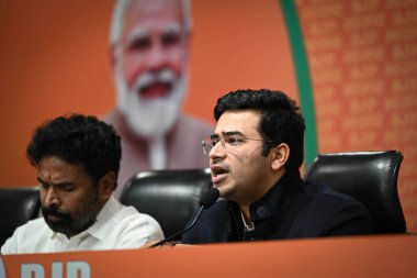 NEW DELHI INDIA FEBRUARY 7. 2024 Tejasvi Surya BJP lideri ve Karnataka 'lı diğer milletvekilleri 7 Şubat 2024 tarihinde Yeni Delhi Hindistan Karnataka Genel Sekreteri Siddaramaiah' a karşı düzenlenen bir protestoya liderlik ettiler.