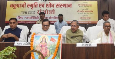 PATNA INDIA SEPTEMBER 3. 2024 Bihar Meclis Başkanı Nand Kishore Yadav, Bihar Yasama Konseyi Başkanı Awadhesh Narayan Singh ve diğerleri ile birlikte Babua Jee Smriti evam Shodh Sansthan bayrağı altında Eylül 'de konsey binasında düzenlenen sempozyumda