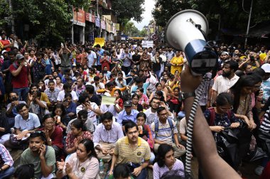 KOLKATA INDIA SEPTEMBER 3. 2024 Asistan doktorlar, stajyer bir doktora tecavüz ve cinayet iddialarını protesto etmeye devam ediyor ve CP Vineet Goyal 'in 3 Eylül 2024' te Kolk 'teki polis merkezi Lal Bazar' da istifasını talep ediyor.