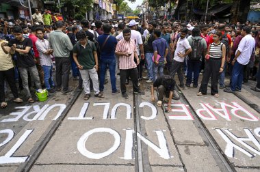 KOLKATA INDIA SEPTEMBER 3. 2024 Asistan doktorlar, stajyer bir doktora tecavüz ve cinayet iddialarını protesto etmeye devam ediyor ve CP Vineet Goyal 'in 3 Eylül 2024' te Kolk 'teki polis merkezi Lal Bazar' da istifasını talep ediyor.