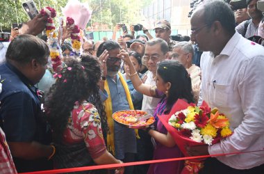 NEW DELHI INDIA SEPTEMBER 3 Eylül 2024 Jharkhand Hemant Soren başkanı ve eşi Jharkhand Yasama Meclisi Üyesi Kalpana Murmu Soren, Jharkhand Bhawan 'ın yeni inşa edilen binasının açılışını 3 Eylül 2024 tarihinde New Delh' de gerçekleştirdiler.