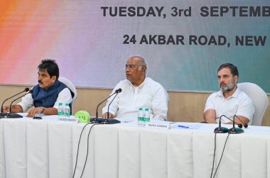 NEW DELHI INDIA SEPTEMBER 3 Eylül 2024 Kongre liderleri Mallikarjun Kharge Rahul Gandhi ve KC Venugopal, AICC Genel Merkezi 'nde 3 Eylül 2024 tarihinde yeni atanan sekreterler ve ortak sekreterlerle Sanchit Kh