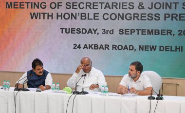 NEW DELHI INDIA SEPTEMBER 3 Eylül 2024 Kongre liderleri Mallikarjun Kharge Rahul Gandhi ve KC Venugopal, AICC Genel Merkezi 'nde 3 Eylül 2024 tarihinde yeni atanan sekreterler ve ortak sekreterlerle Sanchit Kh