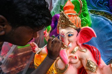 NEW DELHI INDIA SEPTEMBER 3 2024 Bir sanatçı, Ganesha 'nın Mayaur Vihar' daki putlarına son rötuşlarını yapıyor Ganesh Chaturthi Festivali öncesinde 3 Eylül 2024 tarihinde Yeni Delhi Hindistan 'da Raj K Hindustan Times
