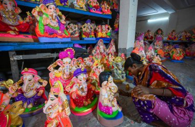 NEW DELHI INDIA SEPTEMBER 3 2024 Bir sanatçı, Ganesha 'nın Mayaur Vihar' daki putlarına son rötuşlarını yapıyor Ganesh Chaturthi Festivali öncesinde 3 Eylül 2024 tarihinde Yeni Delhi Hindistan 'da Raj K Hindustan Times