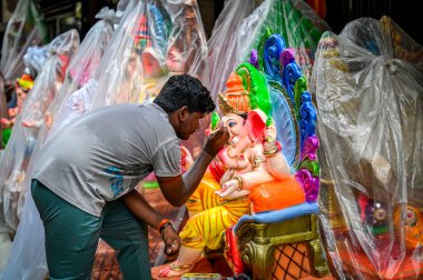 NEW DELHI INDIA SEPTEMBER 3 2024 Bir sanatçı, Ganesha 'nın Mayaur Vihar' daki putlarına son rötuşlarını yapıyor Ganesh Chaturthi Festivali öncesinde 3 Eylül 2024 tarihinde Yeni Delhi Hindistan 'da Raj K Hindustan Times