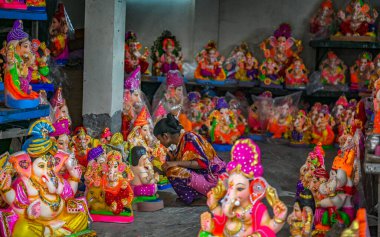 NEW DELHI INDIA SEPTEMBER 3 2024 Bir sanatçı, Ganesha 'nın Mayaur Vihar' daki putlarına son rötuşlarını yapıyor Ganesh Chaturthi Festivali öncesinde 3 Eylül 2024 tarihinde Yeni Delhi Hindistan 'da Raj K Hindustan Times