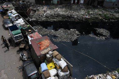 NEW DELHI INDIA SEPTEMBER 32024 Hurda pazarı arasında kirlenmiş su atıklarıyla akan bir kanalizasyon manzarası Kanti Nagar yakınlarında yaşayan insanlar için tehlikeli bir yaşama neden oluyor eski Seelampur 3 Eylül 2024 'te Yeni Delhi Hindistan' da Salman Ali Hindustan T
