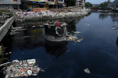 NEW DELHI INDIA SEPTEMBER 32024 Hurda pazarı arasında kirlenmiş su atıklarıyla akan bir kanalizasyon manzarası Kanti Nagar yakınlarında yaşayan insanlar için tehlikeli bir yaşama neden oluyor eski Seelampur 3 Eylül 2024 'te Yeni Delhi Hindistan' da Salman Ali Hindustan T