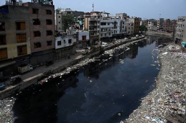 NEW DELHI INDIA SEPTEMBER 32024 Hurda pazarı arasında kirlenmiş su atıklarıyla akan bir kanalizasyon manzarası Kanti Nagar yakınlarında yaşayan insanlar için tehlikeli bir yaşama neden oluyor eski Seelampur 3 Eylül 2024 'te Yeni Delhi Hindistan' da Salman Ali Hindustan T