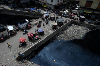 NEW DELHI INDIA SEPTEMBER 32024 Hurda pazarı arasında kirlenmiş su atıklarıyla akan bir kanalizasyon manzarası Kanti Nagar yakınlarında yaşayan insanlar için tehlikeli bir yaşama neden oluyor eski Seelampur 3 Eylül 2024 'te Yeni Delhi Hindistan' da Salman Ali Hindustan T
