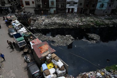 NEW DELHI INDIA SEPTEMBER 32024 Hurda pazarı arasında kirlenmiş su atıklarıyla akan bir kanalizasyon manzarası Kanti Nagar yakınlarında yaşayan insanlar için tehlikeli bir yaşama neden oluyor eski Seelampur 3 Eylül 2024 'te Yeni Delhi Hindistan' da Salman Ali Hindustan T