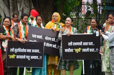 MUMBAI INDIA SEPTEMBER 3 2024 Milliyetçi Kongre Partisi Sharadchandra Pawar 'ın kanat aktivistleri, Supriya Sule ve eski Ev Mini liderliğindeki Shakti Kanunu' nun uygulanmasını talep eden kadın güvenlik sorununu protesto sahnesinde.