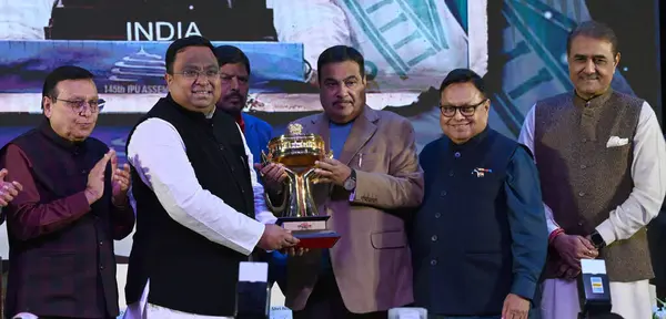 stock image NEW DELHI INDIA FEBRUARY 6 2024 Union Minister Nitin Gadkari Lokmat Group Chairman Vijay Darda Rajendra Darda present best Parliamentary trophy to Rajya Sabha MP Sasmit Patra during the 5th Edition Lokmat Parliamentary Awards 2023 ceremony on Februar