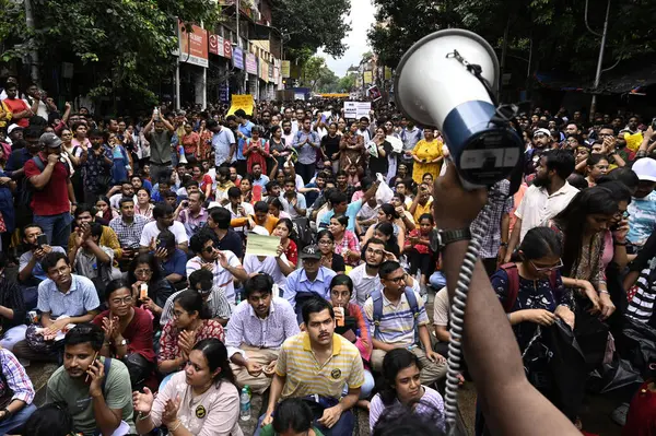 stock image KOLKATA INDIA SEPTEMBER 3 2024 Junior doctors other medical professionals continue sitin protest against alleged rape and murder of a trainee doctor and demand resignation of CP Vineet Goyal at police headquarter Lal Bazar on September 3 2024 in Kolk