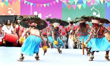 NEW DELHI INDIA FEBRUARY 10 2024 Kabile Sanatçısı Aadi Mahotsav 2024 Ulusal Kabile Festivali 'nin açılışında Büyük Dhyan Chand Ulusal Stadyumu' nda 10 Şubat 2024 'te Yeni Delhi' de Aadi Mahotsav, zengin di 'yi sergilemeyi hedefliyor.