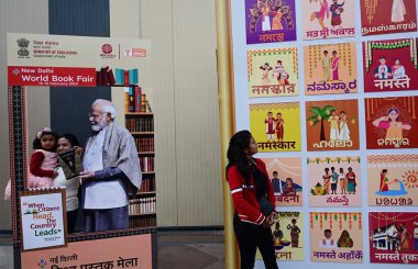 NEW DELHI INDIA 10 FEBRUARY 2024 İnsanlar Başbakan Narendra Modi ile selfie çekiyor Pragati Meydan 'daki Dünya Kitap Fuarı' nda 10 Şubat 2024 tarihinde Yeni Delhi Hindistan 'da Bu kitap fuarı 50.000 metrekarelik bir alana yayıldı ve