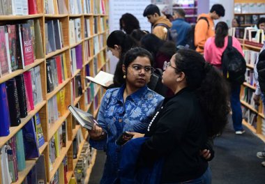 NEW DELHI INDIA 10 FEBRUARY 2024 İnsanlar Pragati Meydan 'da 10 Şubat 2024 tarihinde Dünya Kitap Fuarı sırasında kitaplara bakmak veya okumak Yeni Delhi Hindistan' da bu kitap fuarı 50000 metrekareye yayıldı ve en büyük kitap olmaya hazırlanıyor