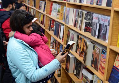 NEW DELHI INDIA 10 FEBRUARY 2024 İnsanlar Pragati Meydan 'da 10 Şubat 2024 tarihinde Dünya Kitap Fuarı sırasında kitaplara bakmak veya okumak Yeni Delhi Hindistan' da bu kitap fuarı 50000 metrekareye yayıldı ve en büyük kitap olmaya hazırlanıyor