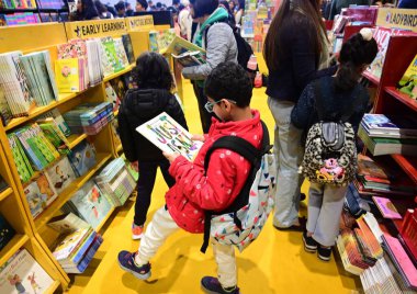 NEW DELHI INDIA 10 FEBRUARY 2024 Pragati Meydan 'daki Dünya Kitap Fuarı sırasında 10 Şubat 2024' te bir kitap standında Yeni Delhi Hindistan 'da bu kitap fuarı 50000 metrekarelik bir alana yayıldı ve daha büyük bir kitap fuarı olmaya hazırlanıyor.